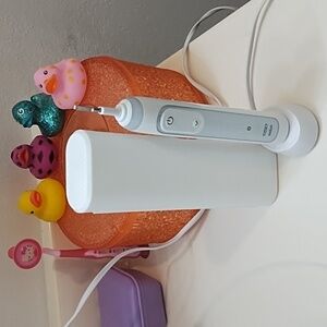 Oral-B Braun Electric Toothbrush with Charger and Case NWOT